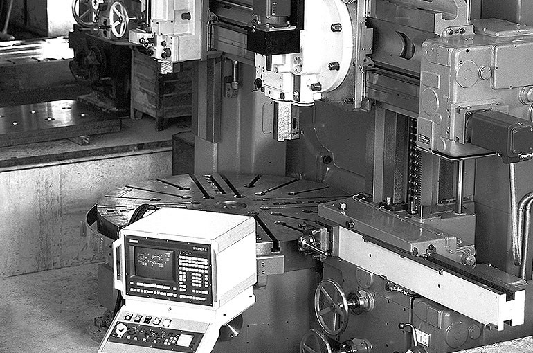 <b>1995</b>&nbsp;&nbsp;&nbsp;Die erste CNC-Karusseldrehmaschine wird in Betrieb genommen. Viel komplexere Bauteile werden gefertigt.